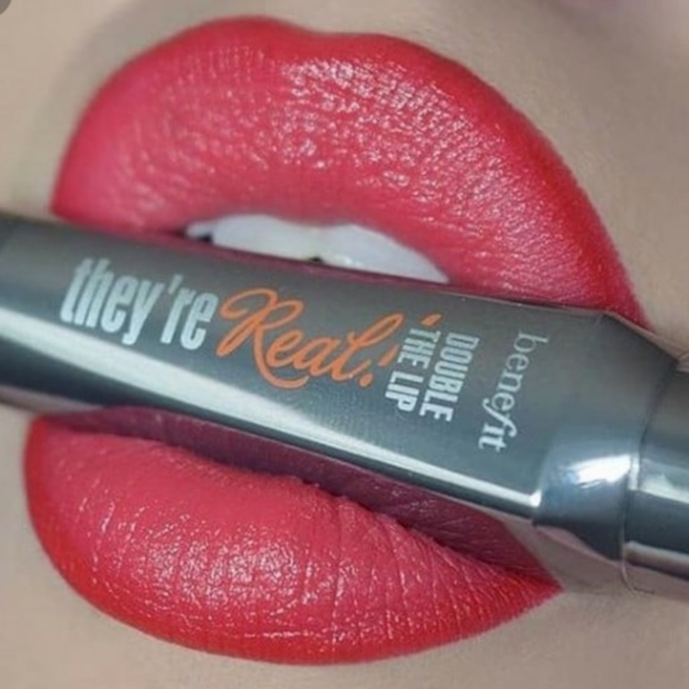 ๐5/32$ BENEFIT double the lip - revved-up red - Picture 2 of 7
